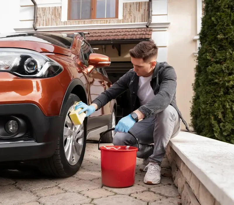 Lavage auto à domicile Coray : professionnel intervenant sur un véhicule